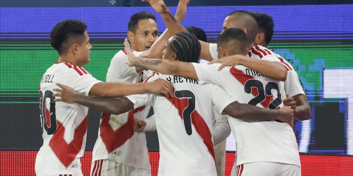 El jugador de Perú Alex Valera (C) celebra el 1-1 con sus compañeros durante el amistoso que han jugado Rusia y Perú en San Petersbugo, Rusia.EFE/EPA/ANATOLY MALTSEV