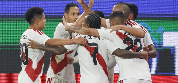 El jugador de Perú Alex Valera (C) celebra el 1-1 con sus compañeros durante el amistoso que han jugado Rusia y Perú en San Petersbugo, Rusia.EFE/EPA/ANATOLY MALTSEV