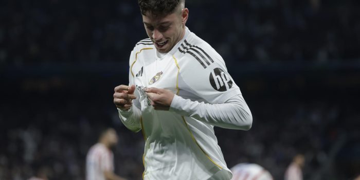 El centrocampista uruguayo del Real Madrid Fede Valverde regresa a la convocatoria madridista para el partido de ida de los cuartos de final de la Liga de Campeones contra el Bayern Múnich. EFE/Juanjo Martín