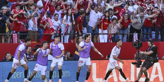 El defensa del Sevilla José Carmona celebra su gol contra el Barcelona, durante el partido de la jornada 8 de Laliga EA Sports, en el estadio Sánchez-Pizjuán en Sevilla.-EFE/ Raúl Caro
