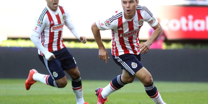 Fotografía de archivo donde aparece el exjugador de fútbol, Omar Bravo (d). EFE/Ulises Ruiz Basurto