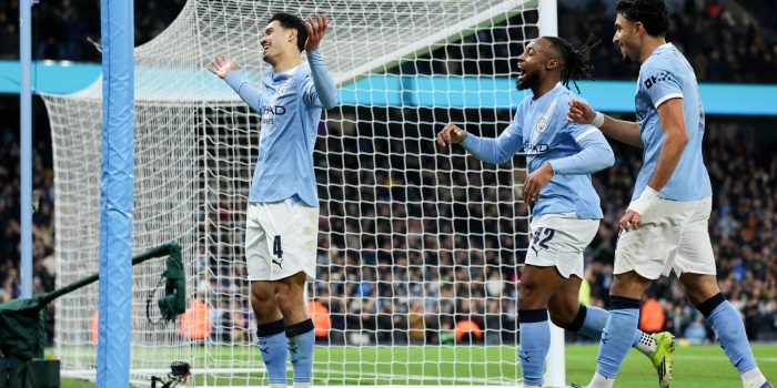 Tijjani Reijnders (izq), del Manchester City, celebra el gol anotado para su equipo en el partido jugado este miércoles contra el Newcastle, correspondiente a la vuelta de semifinales de la Copa de la Liga de Inglaterra, disputado este miércoles en el Etihad Stadium (Mánchester). EFE/ADAM VAUGHAN *Sólo uso editorial*