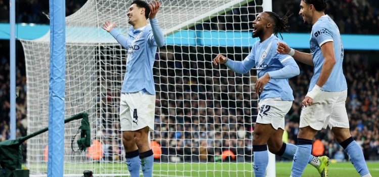 Tijjani Reijnders (izq), del Manchester City, celebra el gol anotado para su equipo en el partido jugado este miércoles contra el Newcastle, correspondiente a la vuelta de semifinales de la Copa de la Liga de Inglaterra, disputado este miércoles en el Etihad Stadium (Mánchester). EFE/ADAM VAUGHAN *Sólo uso editorial*