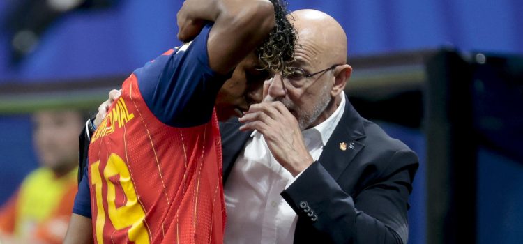 Luis de la Fuente da instrucciones a Lamine Yamal ante Cabo Verde. EFE/ Lavandeira Jr