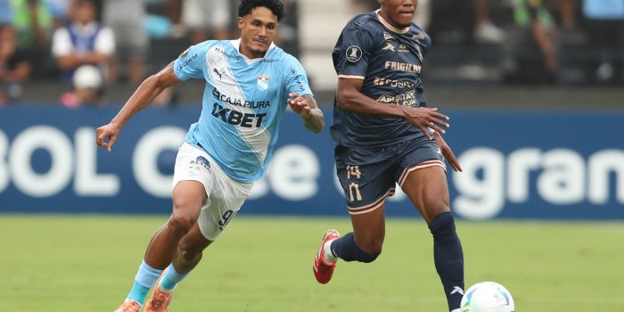 Cristiano da Silva (i), de Sporting Cristal, disputa el balón con Joshua Berríos, de Carabobo, en un partido de Libertadores entre Sporting Cristal y Carabobo en el estadio Alejandro Villanueva, en Lima (Perú). EFE/Paolo Aguilar