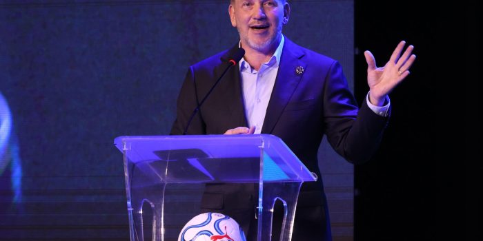 El presidente de la Conmebol, Alejandro Domínguez, habla durante la apertura del Seminario del Fútbol Sudamericano 2026, en Luque (Paraguay). EFE/Juan Pablo Pino