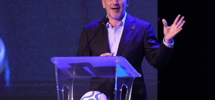 El presidente de la Conmebol, Alejandro Domínguez, habla durante la apertura del Seminario del Fútbol Sudamericano 2026, en Luque (Paraguay). EFE/Juan Pablo Pino