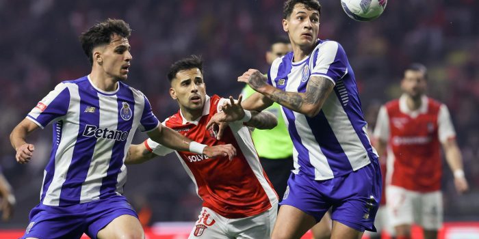 EL jugador del SC Braga Rodrigo Zalazar (c) en acción ante Gabri Veiga (I) y Jakub Kiwior, ambos del Oporto, durante el partido jugado en Braga, Portugal. EFE/EPA/ESTELA SILVA