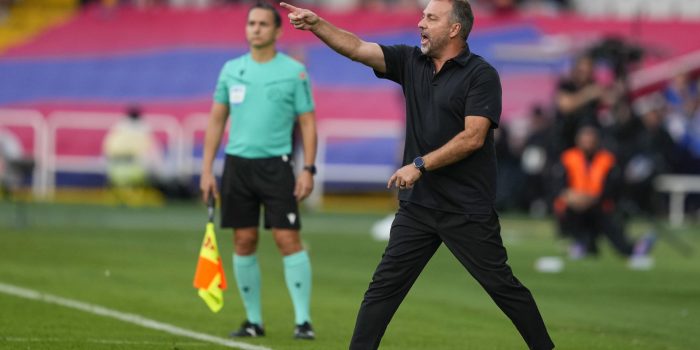 El entrenador del Barça, Hansi Flick, durante el partido de la jornada 9 de LaLiga EA Sports, entre el FC Barcelona y el Girona FC, en el estadio Olímpico de Montjuic, en Barcelona. EFE/ Alejandro Garcia