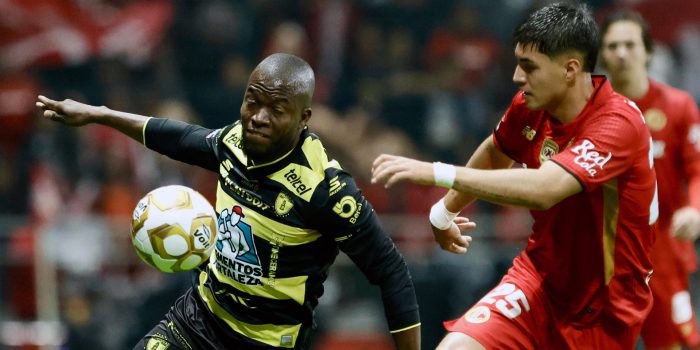 Everaldo López (d), de Toluca, disputa un balón con Enner Valencia, de Pachuca, en un partido por los cuartos de final de la Liga MX entre Toluca y Pachuca en el estadio Nemesio Diez en Toluca (México). EFE/Felipe Gutiérrez