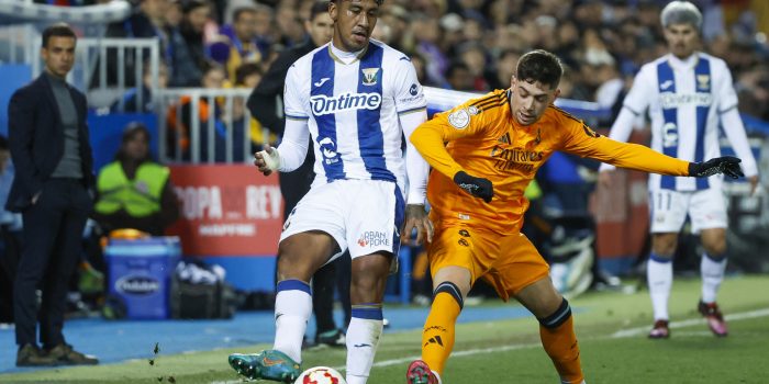 alt El internacional peruano Renato Tapia firma dos años con el Al Wasl SC de Emiratos