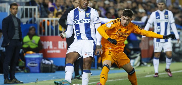 alt El internacional peruano Renato Tapia firma dos años con el Al Wasl SC de Emiratos
