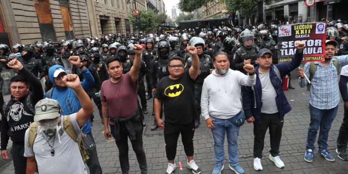 Maestros de la Coordinadora Nacional de Trabajadores de la Educación (CNTE) se manifiestan este lunes, durante una marcha en Ciudad de México (México). EFE/Mario Guzmán