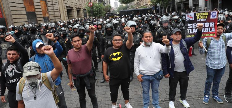 Maestros de la Coordinadora Nacional de Trabajadores de la Educación (CNTE) se manifiestan este lunes, durante una marcha en Ciudad de México (México). EFE/Mario Guzmán