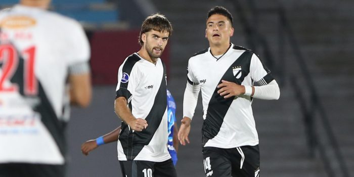 Juan Millán (d) de Danubio celebra un gol ante Emelec, hoy, durante un partido de la Copa Sudamericana, en el Centenario, en Montevideo (Uruguay). EFE/Gastón Britos