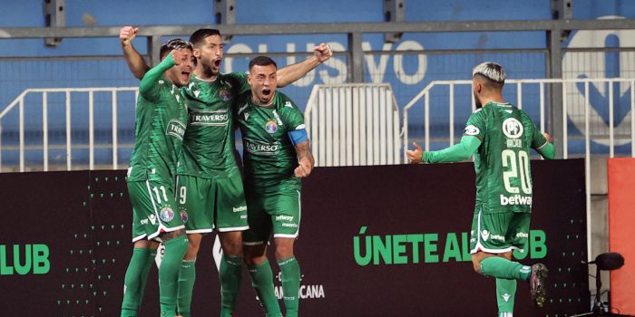 Jugadores del Audax Italiano de Chile fueron registrados este miércoles, 24 de mayo, al celebrar un gol que le marcaron al Santos de Brasil, durante un partido del Grupo E de la Copa Sudamericana, en el Estadio El Teniente, en Rancagua (Chile). EFE/Elvis González