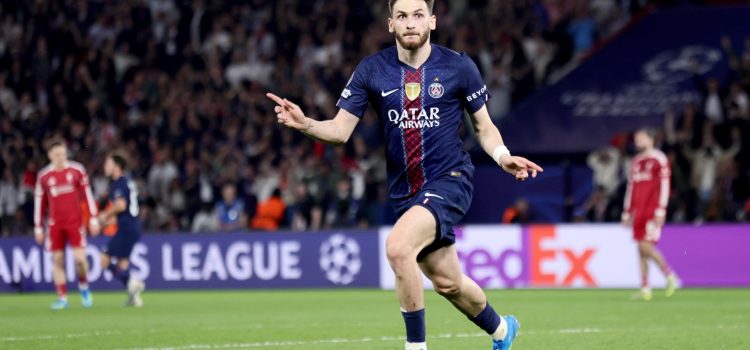 El jugador del PS Khvicha Kvaratskhelia clebra el 2-0 durante el partido de ida de cuartos de final de la UEFA Champions League que han jugado Paris Saint-Germain FC y Liverpool FC en París, Francia. EFE/EPA/TERESA SUAREZ