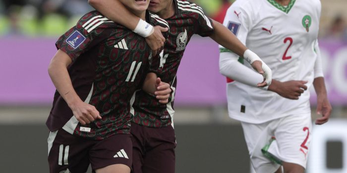 Gilberto Mora (i) es felicitado por su compañero Tahiel Jiménez (d) durante un partido de la fase de grupos del Mundial sub-20 contra Marruecos jugado el 2 de octubre pasado en el estadio Elías Figueroa Brander, de Valparaíso. EFE/Adriana Thomasa