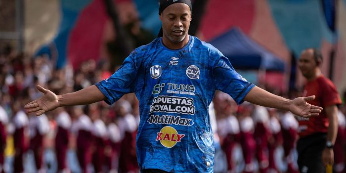 El exfutbolista brasileño Ronaldinho recibe la ovación del público este sábado en un partido de exhibición en Petare, la barriada más grande de Venezuela, como parte de la Liga Monumental. EFE/ Ronald Peña