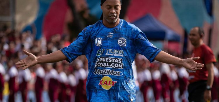 El exfutbolista brasileño Ronaldinho recibe la ovación del público este sábado en un partido de exhibición en Petare, la barriada más grande de Venezuela, como parte de la Liga Monumental. EFE/ Ronald Peña