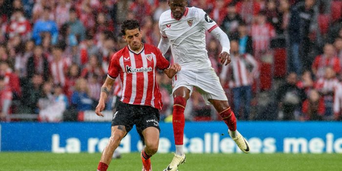 El delantero belga del Sevilla, Lukebakio (d), disputa el balón ante el jugador del Athletic, Prados, durante el partido de Liga en Primera División que Athletic Club y Sevilla FC disputaron el año pasado en el estadio de San Mamés en fo0to de archivo de Javier Zorrilla. EFE