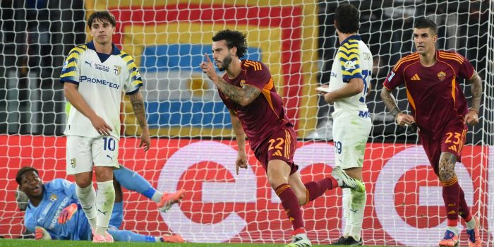 El jugador del AS Roma Mario Hermoso (C) celebra el 1-0 durante el partido de la Serie A que han jugado AS Roma y Parma Calcio en Roma, Italia. EFE/EPA/ETTORE FERRARI