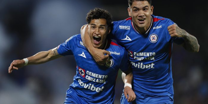 Ángel Márquez (i) y Gabriel Fernández celebran este domingo la victoria de Cruz Azul por 3-2 sobre Guadalajara que les ha clasificado para las semifinales del torneo Apertura 2025 del fútbol mexicano. EFE/ Isaac Esquivel