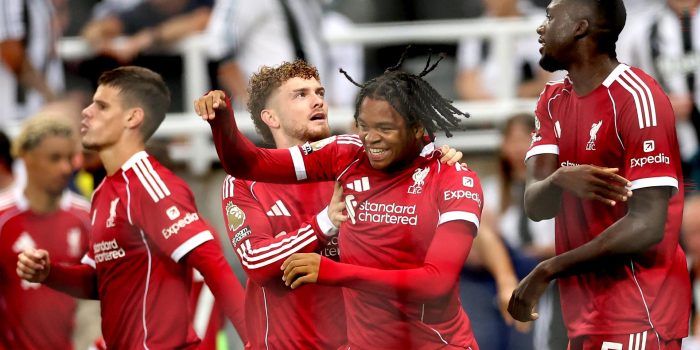 Rio Ngumoha celebra el tercer gol durante el partido de la Premier League que han jugado Newcastle United y Liverpool FC, en Newcastle, Reino Unido. EFE/EPA/ADAM VAUGHAN