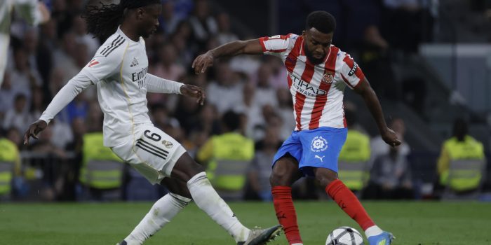 El centrocampista francés del Real Madrid Eduardo Camavinga (i) presiona al centrocampista francés del Girona Thomas Lemar durante el partido de la jornada 31 de LaLiga EA Sports, disputado el viernes 10 de abril en el estadio Santiago Bernabéu. EFE/JuanJo Martín