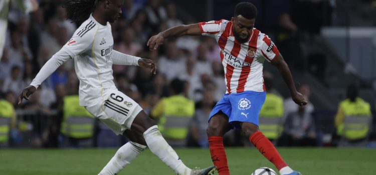 El centrocampista francés del Real Madrid Eduardo Camavinga (i) presiona al centrocampista francés del Girona Thomas Lemar durante el partido de la jornada 31 de LaLiga EA Sports, disputado el viernes 10 de abril en el estadio Santiago Bernabéu. EFE/JuanJo Martín