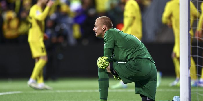 El portero del Sturm Graz Oliver Christensen se lamenta tras encajar el quinto gol durante el partido de ida de la previa de acceso a la fase final de la Champions que han jugado Bodo/Glimt y Sturm Graz, en Bodo, Noruega. EFE/EPA/MATS TORBERGSEN