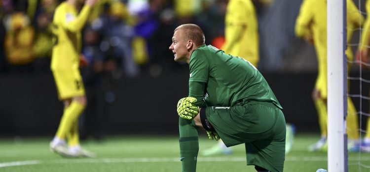 El portero del Sturm Graz Oliver Christensen se lamenta tras encajar el quinto gol durante el partido de ida de la previa de acceso a la fase final de la Champions que han jugado Bodo/Glimt y Sturm Graz, en Bodo, Noruega. EFE/EPA/MATS TORBERGSEN