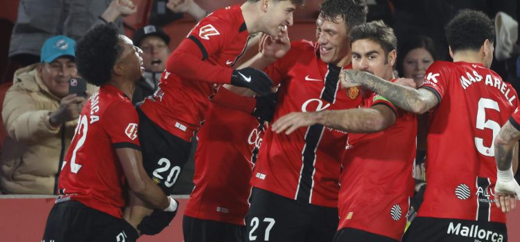 El centrocampista del Mallorca Pablo Torre (2i) celebra con sus compañeros su gol, cuarto del equipo balear, durante el encuentro correspondiente a la jornada 22 de LaLiga que RCD Mallorca y Sevilla FC disputan hoy lunes en el estadio de Son Moix, en la capital balear. EFE/CATI CLADERA.
