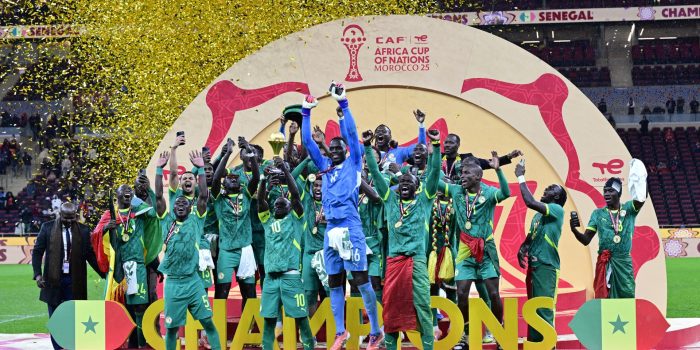 Sadio Mane (C-L)levate el trofeo de campeón de África en rabar el pasado mes de enero. EFE/EPA/JALAL MORCHIDI