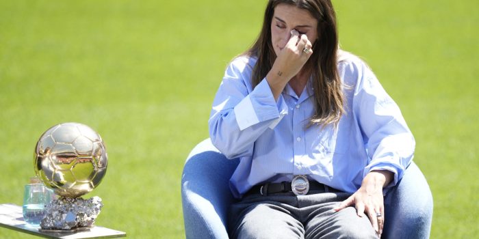 La centrocampista del Barcelona Alexia Putellas durante el acto oficial de despedida del club azulgrana celebrado en el Spotify Camp Nou. EFE/Enric Fontcuberta