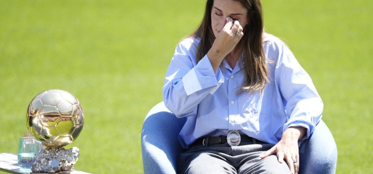 La centrocampista del Barcelona Alexia Putellas durante el acto oficial de despedida del club azulgrana celebrado en el Spotify Camp Nou. EFE/Enric Fontcuberta