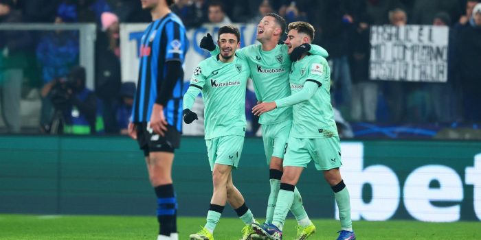 (I-D) El jugador del Athletic Club Nico Serrano celebra con sus compañeros en el durante el partido de la UEFA Champions Leagueen Bégramo, Italia. EFE/EPA/MICHELE MARAVIGLIA