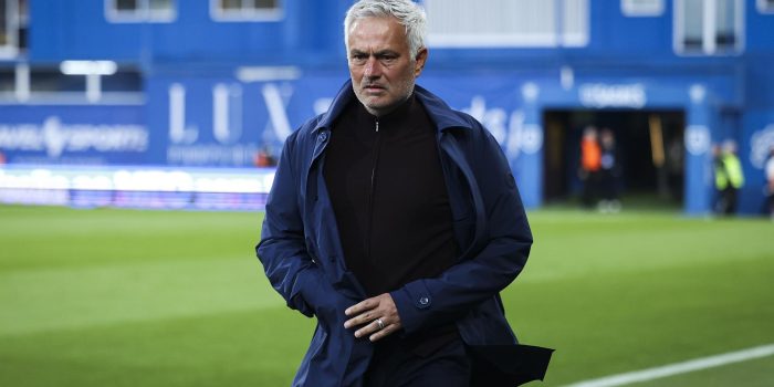 El entrenador del Benfica, José Mourinho, observa antes del partido de fútbol de la Primera División contra el Estoril. EFE/EPA/JOSE SENA GOULAO