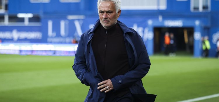 El entrenador del Benfica, José Mourinho, observa antes del partido de fútbol de la Primera División contra el Estoril. EFE/EPA/JOSE SENA GOULAO