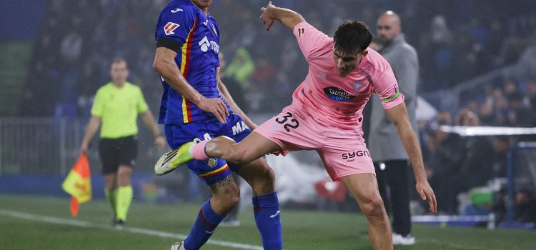 Fotografía de archivo en la que el defensa argentino del Getafe Zaid Romero (i) disputa el balón ante el defensa del Celta Javi Rodríguez durante el encuentro correspondiente a la jornada 22 de Laliga EA Sports que disputaron Getafe y Celta en el Coliseum de la localidad madrileña. EFE / Zipi Aragón.