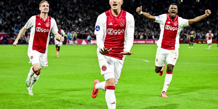 El jugador del Ajax Mika Godts celebra el 3-2 durante el partido de la liga neerlandesa.. EFE/EPA/LUIS BRANCA