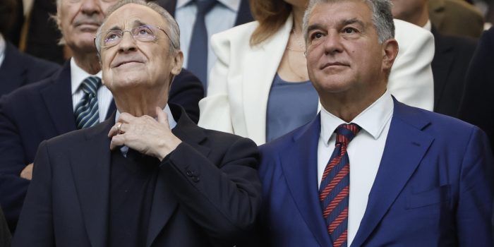 Imagen de archivo en la que aparecen el presidente del Real Madrid Florentino Pérez, y el presidente del Barcelona Joan Laporta, durante el partido de la décima jornada de LaLiga EA Sports, que Real Madrid y FC Barcelona disputaron en el estadio Santiago Bernabéu. EFE/ Sergio Perez