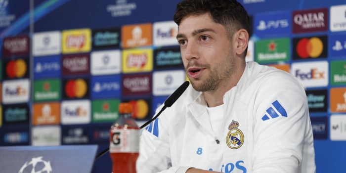 El jugador del Real Madrid Federico Valverde, durante la rueda de prensa que ha ofrecido este martes en Valdevevas tras el entrenamiento del equipo. EFE/ Chema Moya
