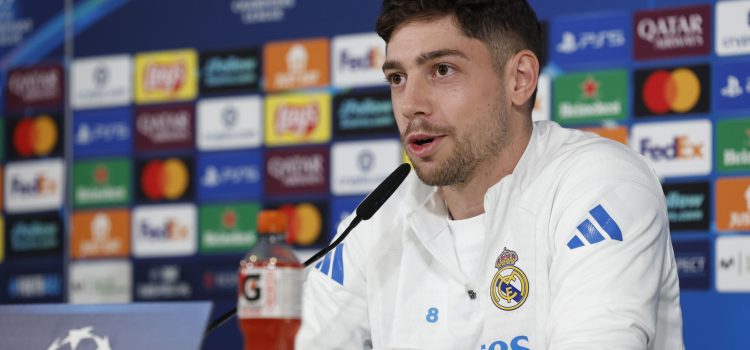 El jugador del Real Madrid Federico Valverde, durante la rueda de prensa que ha ofrecido este martes en Valdevevas tras el entrenamiento del equipo. EFE/ Chema Moya