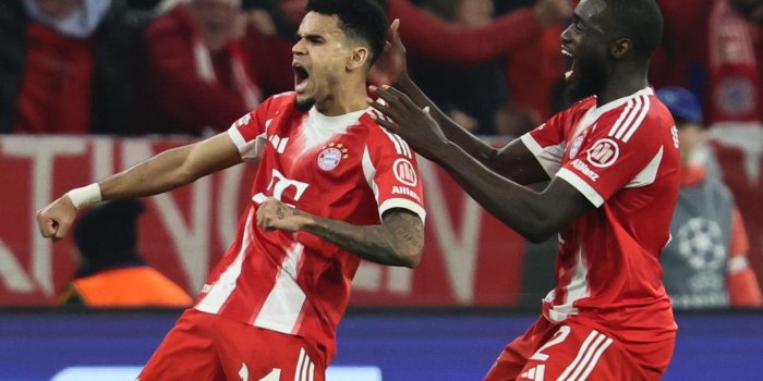 El colombiano Luis Díaz celebra con su compañero Dayot Upamecano (d) tras marcar el 3-3 ante el Real Madrid en la vuelta de cuartos de la Liga de Campeones. EFE/EPA/RONALD WITTEK