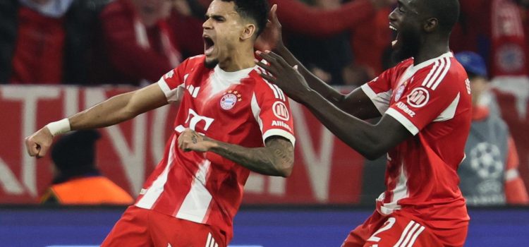 El colombiano Luis Díaz celebra con su compañero Dayot Upamecano (d) tras marcar el 3-3 ante el Real Madrid en la vuelta de cuartos de la Liga de Campeones. EFE/EPA/RONALD WITTEK