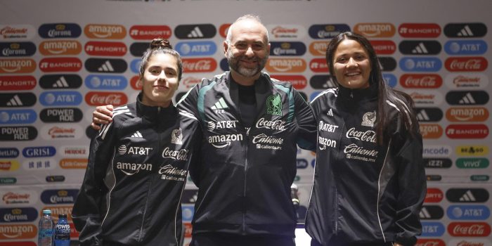 Las jugadoras de la selección mexicana de fútbol Rebeca Bernal (d), Jaqueline Ovalle (i) y el entrenador Pedro López posan durante una rueda de prensa este jueves, en Ciudad de México (México). EFE/ Sáshenka Gutiérrez