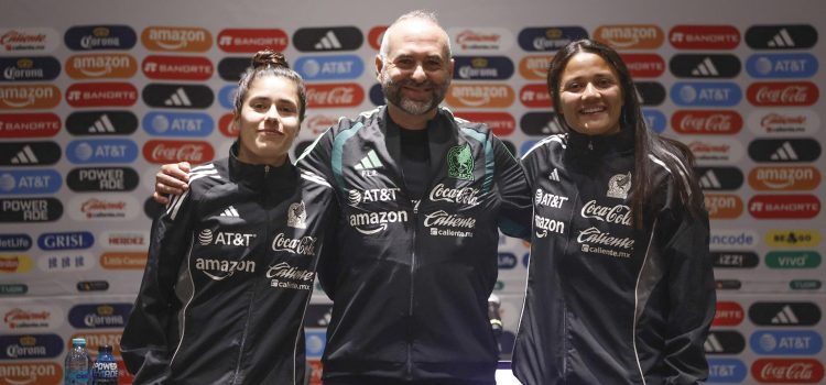 Las jugadoras de la selección mexicana de fútbol Rebeca Bernal (d), Jaqueline Ovalle (i) y el entrenador Pedro López posan durante una rueda de prensa este jueves, en Ciudad de México (México). EFE/ Sáshenka Gutiérrez