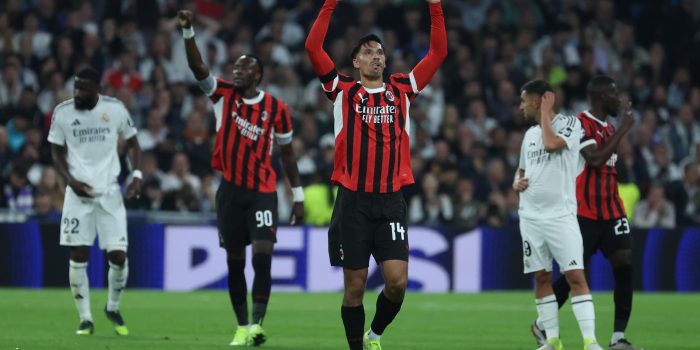 El nuevo centrocampista del Manchester City, procedente del Milan, Tijani Reijnders (c), en una imagen de archivo en la que celebra tras marcar un gol ante el Real Madrid. EFE/Kiko Huesca