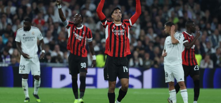 El nuevo centrocampista del Manchester City, procedente del Milan, Tijani Reijnders (c), en una imagen de archivo en la que celebra tras marcar un gol ante el Real Madrid. EFE/Kiko Huesca